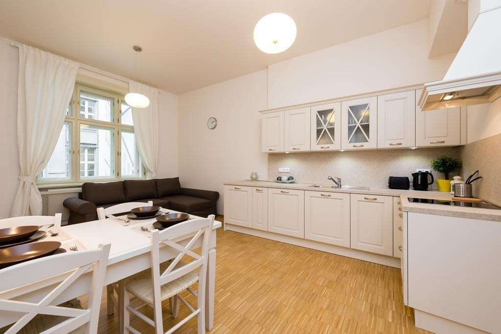 Modern Apartment Charvatova Praha Bagian luar foto