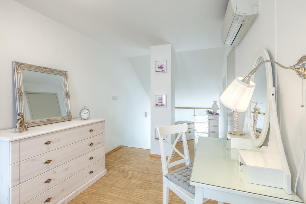 Modern Apartment Charvatova Praha Bagian luar foto