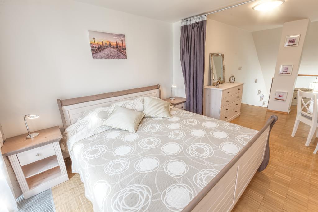 Modern Apartment Charvatova Praha Bagian luar foto