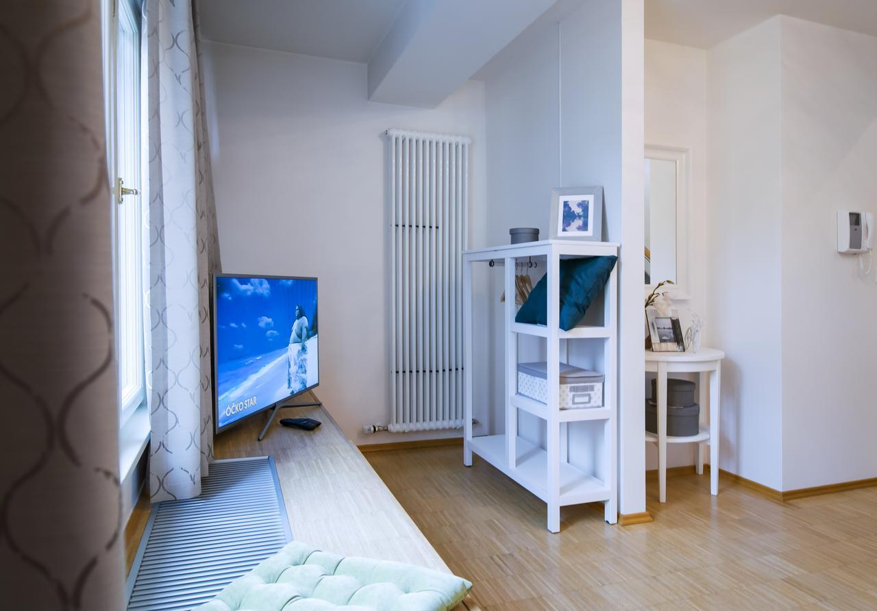 Modern Apartment Charvatova Praha Bagian luar foto