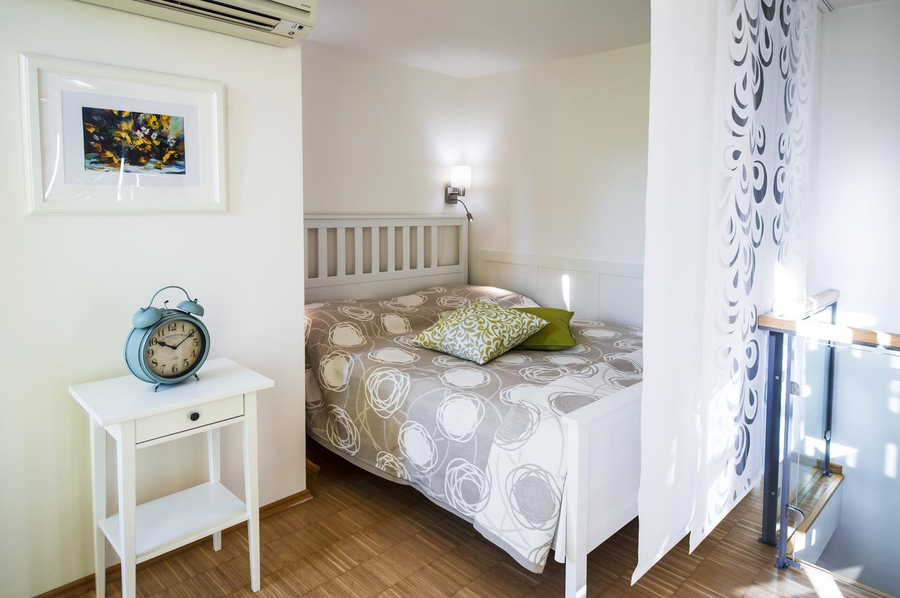 Modern Apartment Charvatova Praha Bagian luar foto