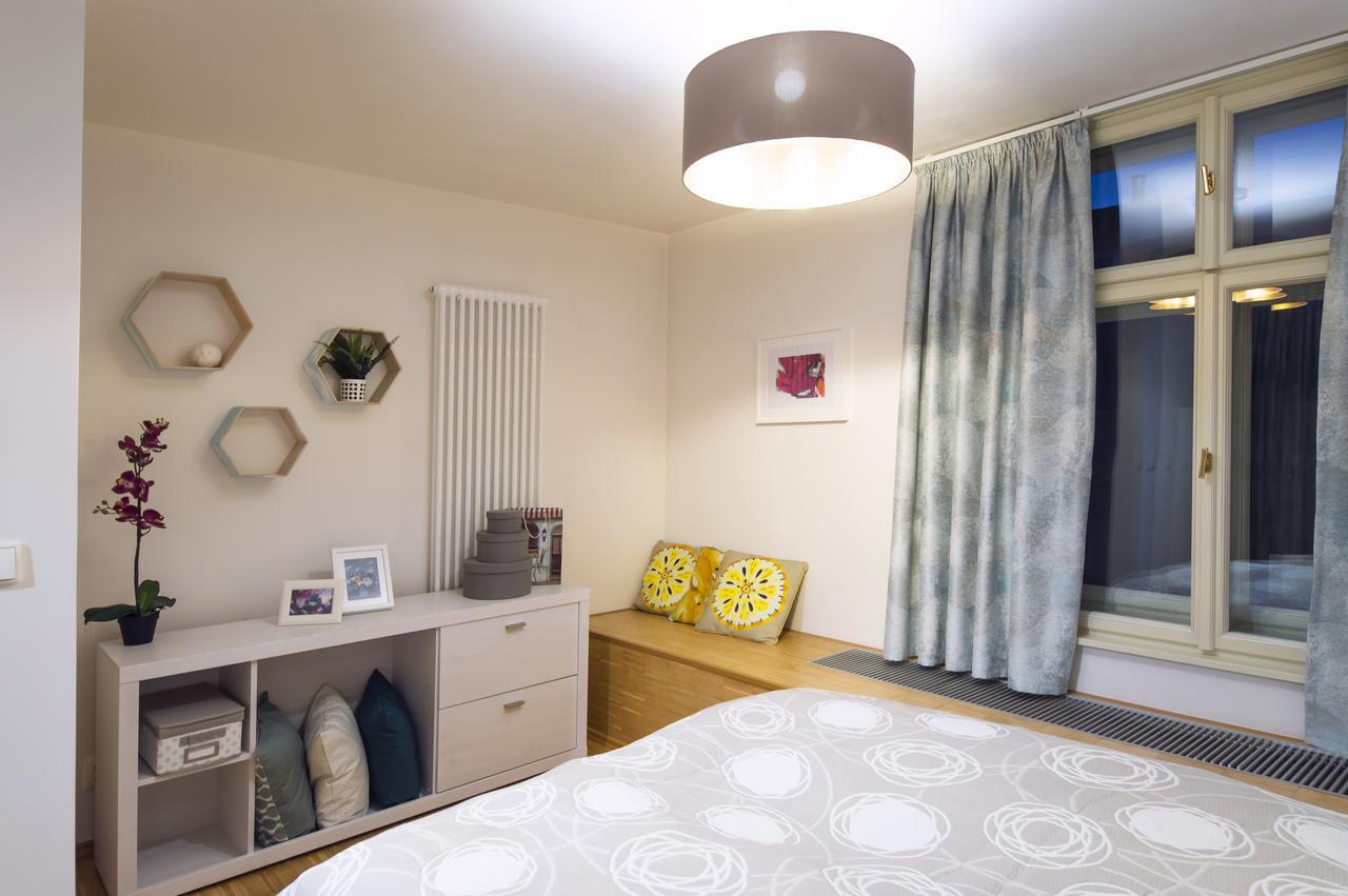 Modern Apartment Charvatova Praha Bagian luar foto