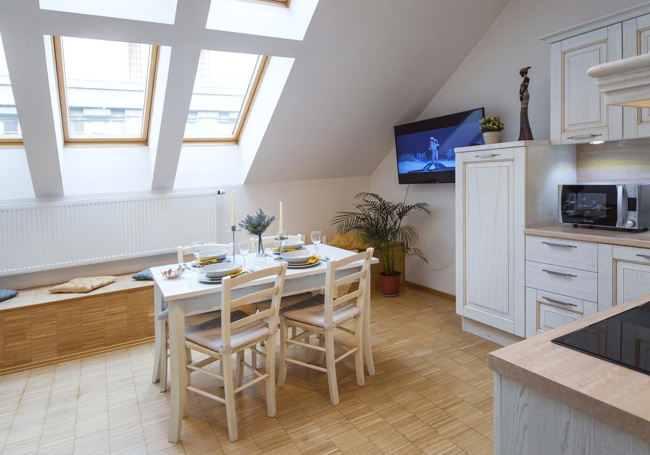 Modern Apartment Charvatova Praha Bagian luar foto