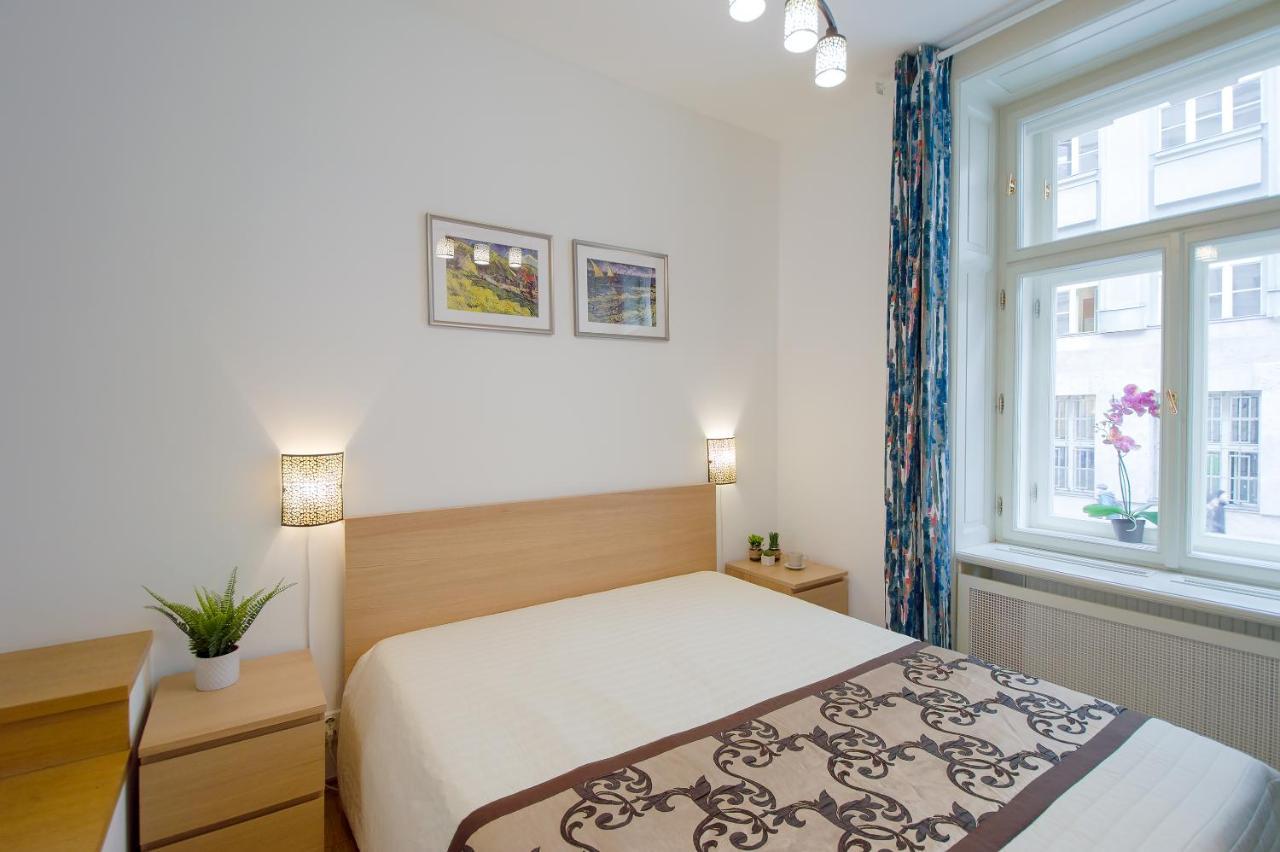 Modern Apartment Charvatova Praha Bagian luar foto